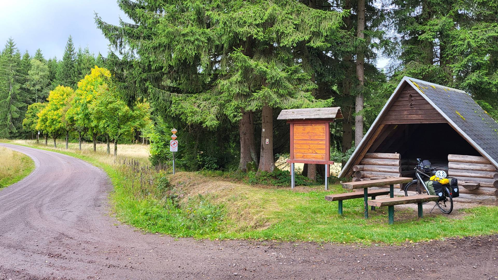 Eine Schutzhütte auf dem Rennsteig