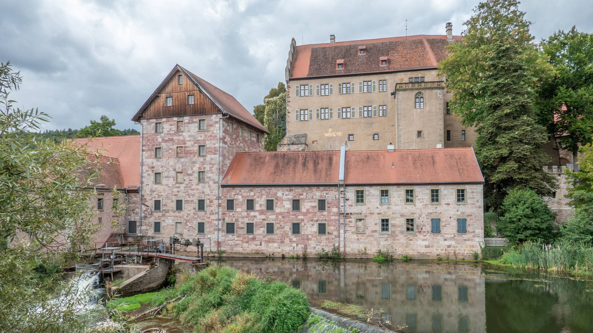 Schloss Aschach befindet sich in Aschach, einem Ortsteil des Marktes Bad Bocklet,